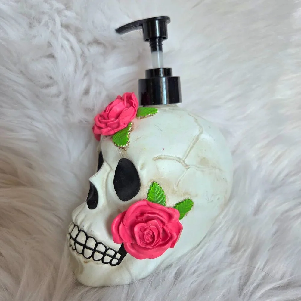 Halloween 2 Pumpkin Light Up 2 Cat Pillowcases Bloody Garland Soap Dispenser